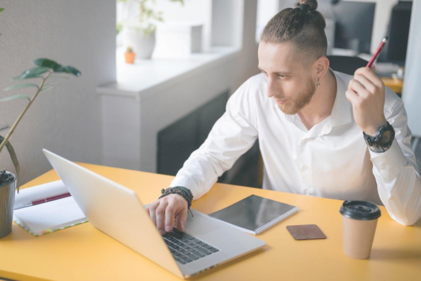 Équipe collaborative travaillant sur des modèles financiers